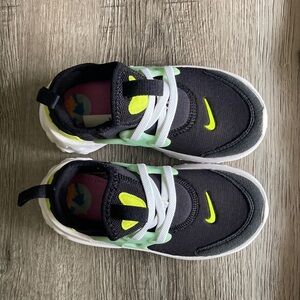 Nike Black and Green Sneakers Modern Athletic Design